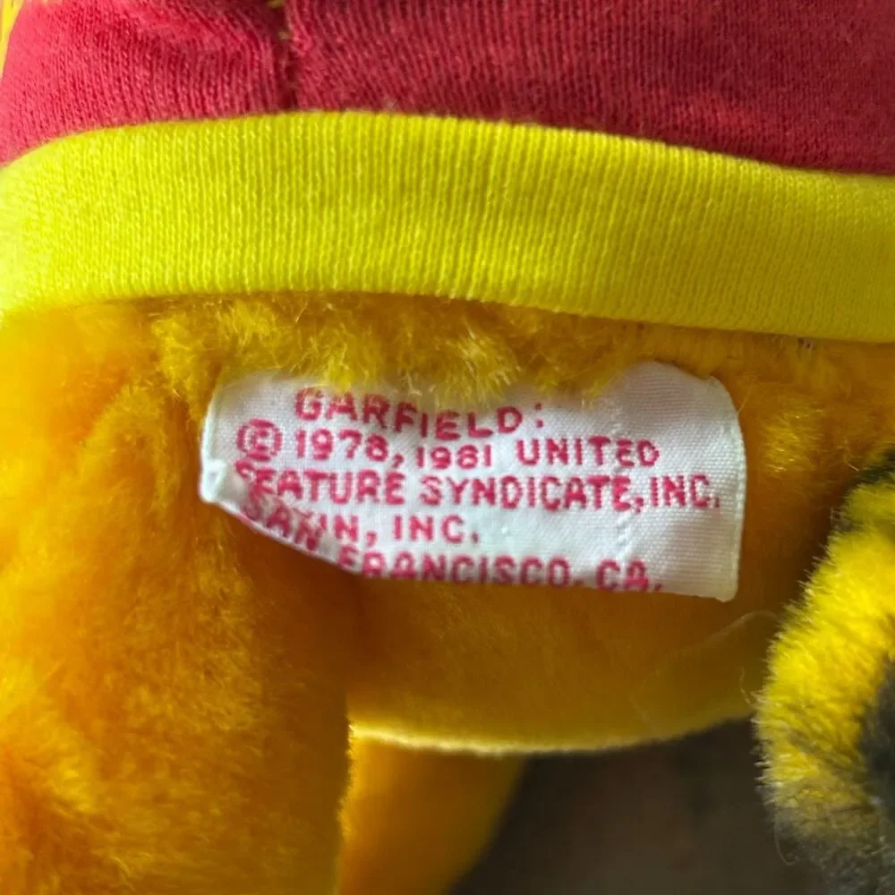 NWT Vintage Dakin Garfield 1988 Plush Stuffed Animal Born to Party Red T-SHIRT